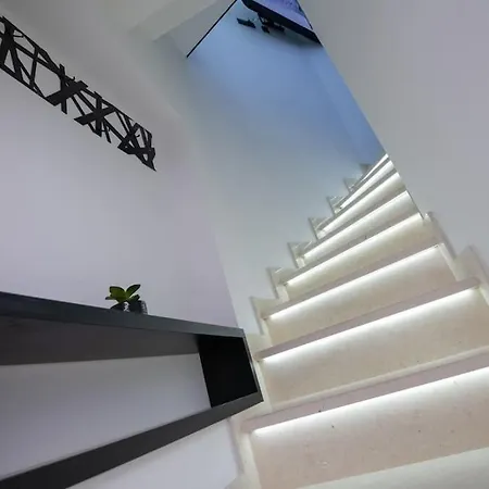 Mezza Luna: Chic Apartment Split