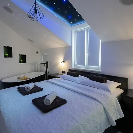 Mezza Luna: Chic Apartment Split