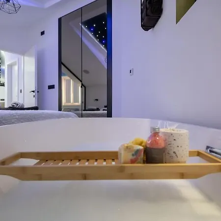 Mezza Luna: Chic Apartment Split